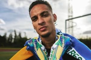 致敬F1巴西大奖赛！马卡：安东尼将穿与F1联名的战靴出战明日比赛